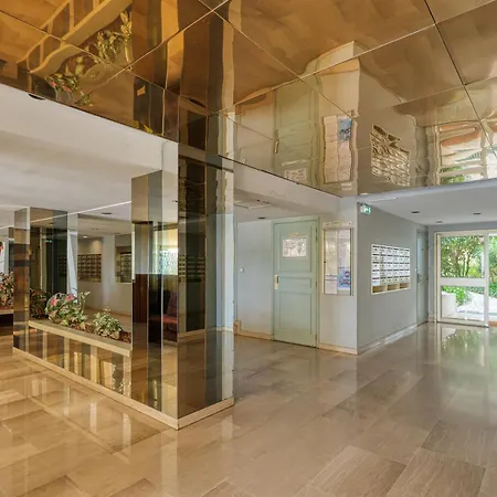 Port & Pool Hideaway - Happy