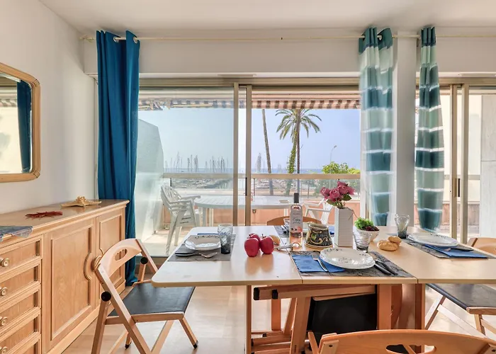 Port & Pool Hideaway - Happy *