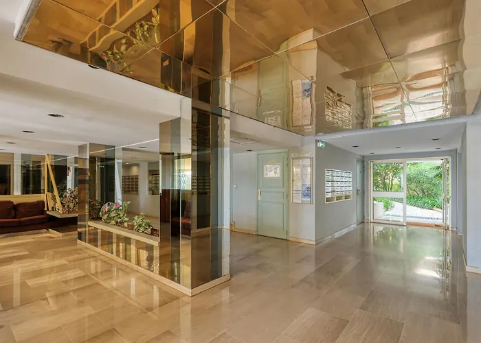 Port & Pool Hideaway - Happy