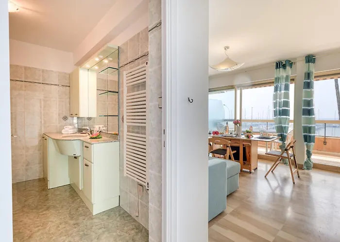 Port & Pool Hideaway - Happy Menton