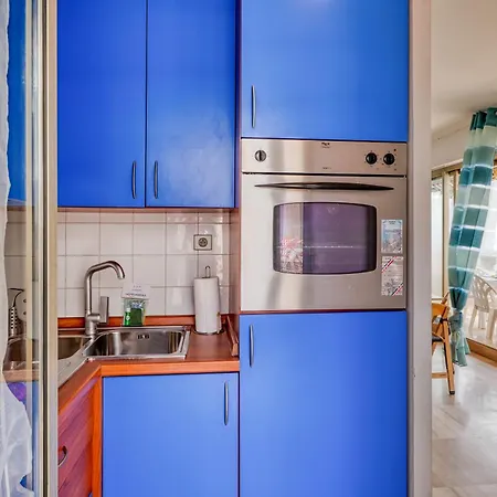 Port & Pool Hideaway - Happy Apartment