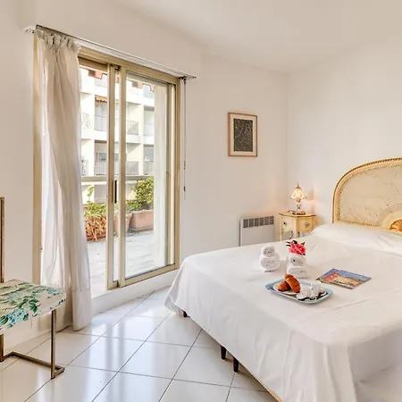 Port & Pool Hideaway - Happy