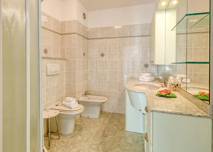 Port & Pool Hideaway - Happy * מנטון