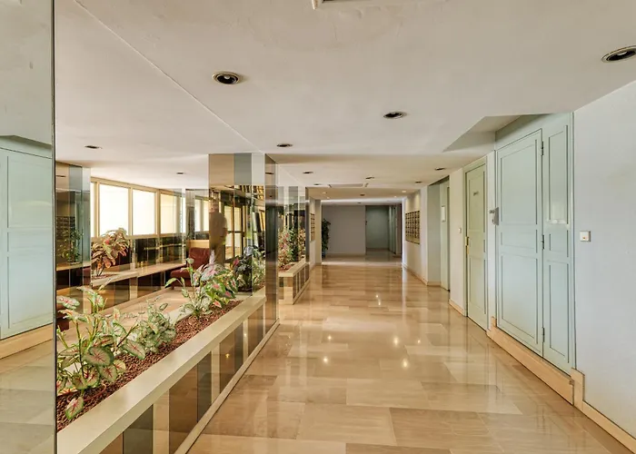 Port & Pool Hideaway - Happy