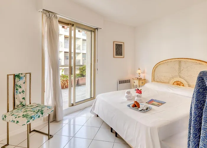 Port & Pool Hideaway - Happy